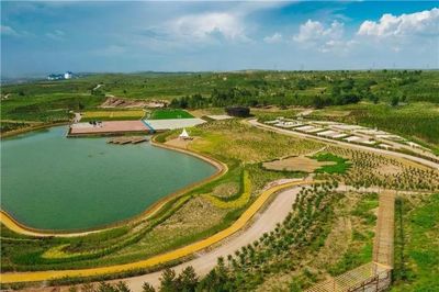 神東煤炭集團:煤海碧水流 天藍荒漠綠